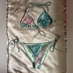 Fabulous sparkling jungle print O’Neil bikini set!